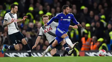 Gelandang Chelsea, Eden Hazard (kanan) berusaha membawa bola dari kawalan bek Tottenham Hotspur, Eric Dier pada lanjutan liga Inggris  di Stamford Bridge, London, (3/5). Chelsea bermain imbang dengan Tottenham dengan skor 2-2. (Reuters/Dylan Martinez)