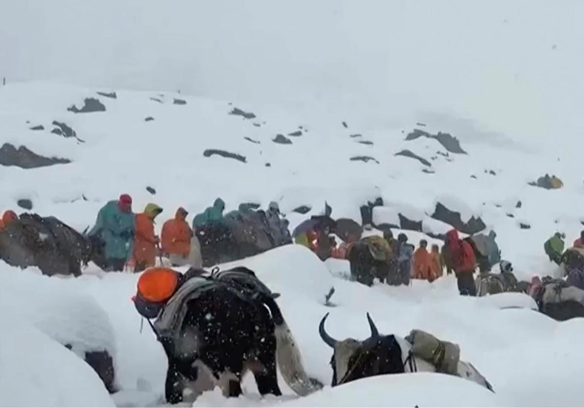 FOTO: Terjebak Badai Salju di Tibet, Pendaki Tewas dan Ratusan Diselamatkan dari Lembah Karma