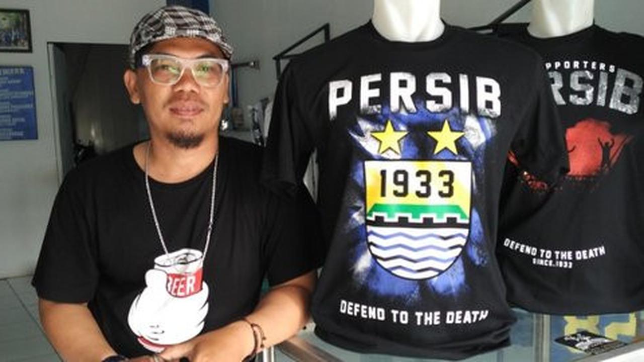 Baju bertuliskan kritik pada wasit laris di Bandung
