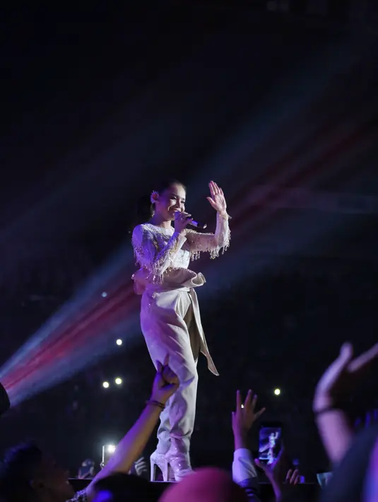 Rossa konser di Tennis Indoor Gelora Bung  Karno (GBK), Senayan, Jakarta Pusat. (Adrian Putra/Fimela.com)