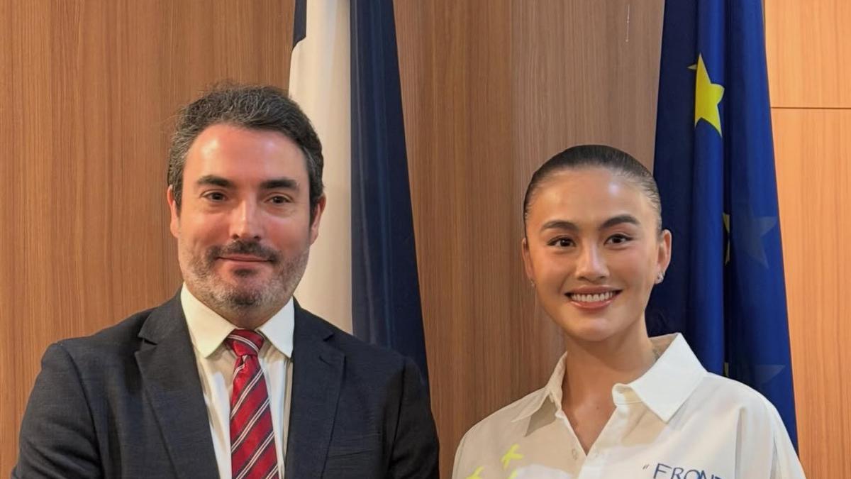 Penampilan Agnez Mo saat Pulang ke Indonesia dari Outfit Bandara hingga Hadir di Kedutaan Besar Prancis