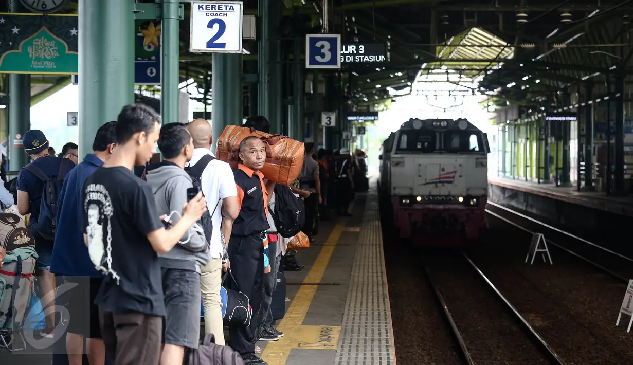 Kereta api Argo Muria memasuki jalur 3 Stasiun Gambir, Jakarta, Selasa (28/6). Memasuki H-8 Idul Fitri, warga mengaku sengaja mudik Lebaran lebih awal guna memanfaatkan libur panjang sekolah. (Liputan6.com/Faizal Fanani)