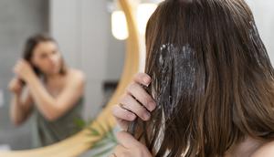 Dengan melakukan perawatan dengan menggunakan hair mask dan conditioner dapat membuat rambut menjadi sehat, lembut, dan berkilau alami [Dok/freepik.com]