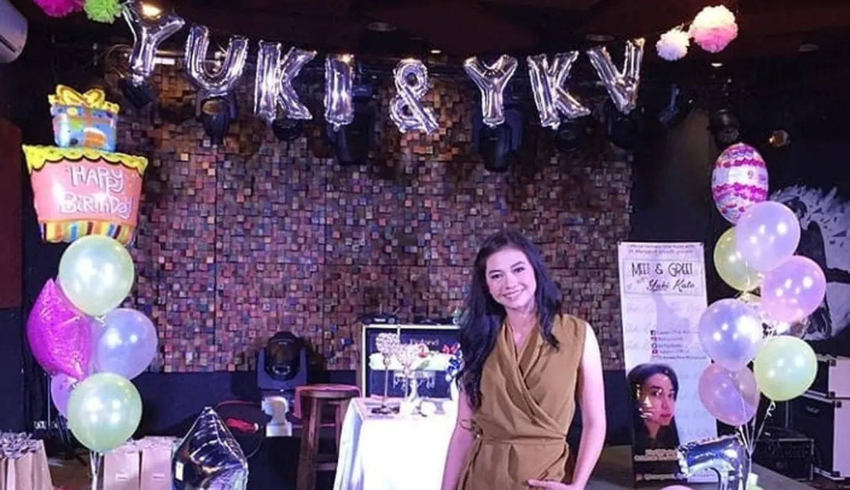 Yuki Kato sekarang ini sedang berbahagia lantaran telah genap berusia 23 tahun. Di ulang tahunnya kali ini, Yuki mendapat pesta kejutan dari para penggemarnya yang bernama Yukavers. (Instagram)