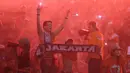 Pendukung Persija Jakarta, The Jakmania, merayakan hari jadi klub kesayangannya dengan menyaksikan laga Piala Jenderal Sudirman melawan Arema Cronus di Stadion Kanjuruhan, Malang, Sabtu (28/11/2015). (Bola.com/Robby Firly) 