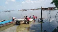 Proses evakuasi korban perahu terbalik di Waduk Kedungombo, Boyolali, Jawa Tengah. (Foto: Istimewa/WAG Pers dan Mitra Kerja)