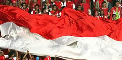 Suporter Indonesia mengibarkan bendera raksasa sebagai bentuk dukungan buat tim nasional sepakbola pada even Piala Asia 2007 di SUGBK, Jakarta, AFP PHOTO/Jewel SAMAD