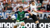 Mesut Ozil berperan besar di lapangan tengah Jerman saat mengalahkan Irlandia Utara 1-0. Ozil beberapa kali menjadi inspirator serangan Jerman. (Reuters/John Sibley)