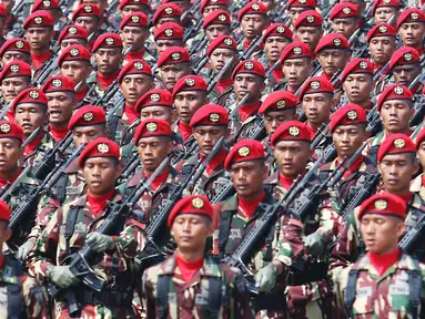 Prajurit TNI berbaris saat melakukan gladi resik HUT TNI ke-72 di Cilegon, Banten, Selasa (3/10). Gladi resik tersebut untuk memperingati HUT TNI ke-72 yang dilaksanakan tanggal 5 Oktober. (Liputan6.com/Angga Yuniar)