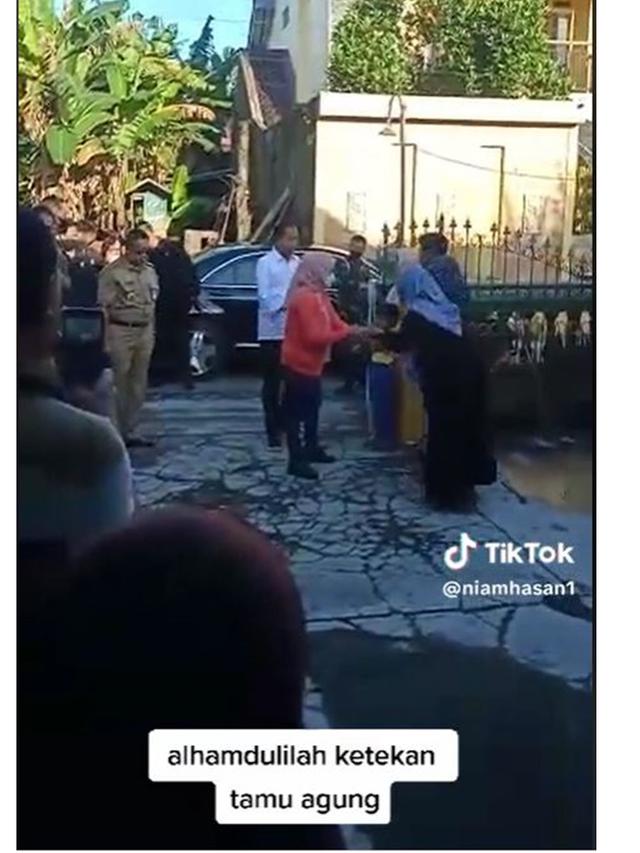 6 Momen Presiden Jokowi Takziah ke Rumah Sahahat, Teman Merintis Usaha Mebel