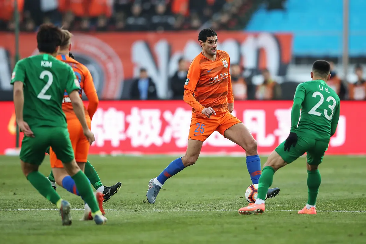 Mantan pemain Manchester United (MU), Marouane Fellaini (oranye) kini bermain untuk klub China, Shandong Luneng