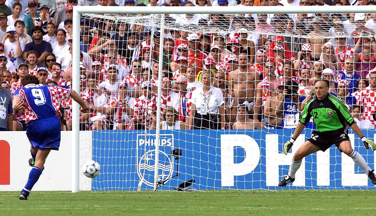 Davor Suker menjadi pahlawan kemenangan 1-0 atas Rumania (30/6/1998) di babak 16 besar Piala Dunia 1998 lewat gol tunggalnya dari eksekusi penalti di masa injury time babak pertama. Kroasia pun melaju ke babak perempatfinal untuk menantang raksasa Eropa, Jerman. (AFP/Jacques Demarthon)