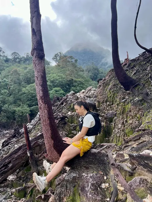 Dalam momen seru travellingnya tersebut, Angel banyak abadikan momen indah tersebut di media sosial Instagramnya. Tidak sedikit pemandangan indah diabadikan yang dapat memanjakan mata. (Liputan6.com/IG/@angelagilsha)