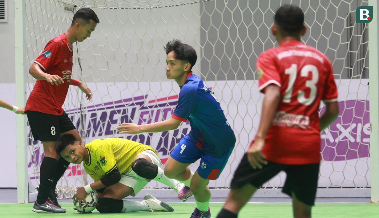 <p>Pemain futsal SMAN 8 Makassar&nbsp;bertanding melawan SMA 4 Metro Lampung pada laga AXIS Nation Cup 2023 di Istora Senayan, Jakarta, Minggu (15/10/2023). SMAN 8 Makassar menang dengan skor 4-1. (Bola.com/M Iqbal Ichsan)</p>