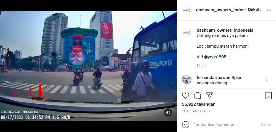 Motor tertabrak busway (Instagram/dashcam_owners_indonesia)