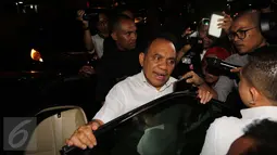 Gubernur NTT, Frans Lebu Raya usai dimintai keterangan oleh KPK terkait kasus sengketa tanah seluas 3 hektare di NTT dengan seorang pengusaha Hendrik Chandra, Jakarta, Rabu (10/5). (Liputan6.com/Helmi Afandi) 