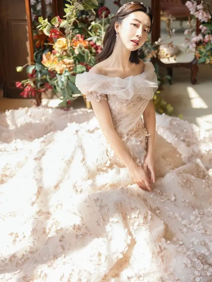 Gaya Pemotretan Prewedding YouTuber Sunny Dahye Berbalut Gaun Pengantin, Menawan bak Princess