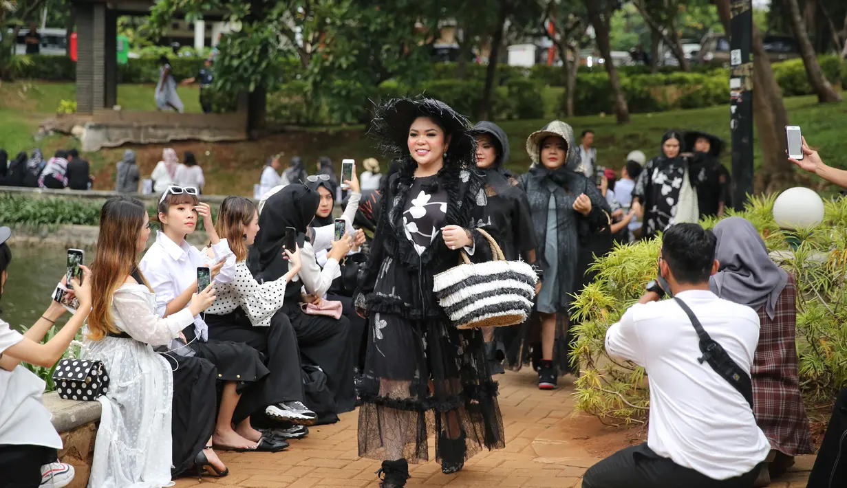 Barli Asmara Rilis Koleksi Monokrom (Adrian Putra/Fimela.com)