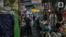 Suasana Gang Gloria, Pancoran, Glodok, Jakarta, Rabu (2/2/2021). Gang yang dipenuhi penjual kuliner khas pecinan yang sudah ada sejak tahun 1920-an ini semakin sepi pembeli karena adanya pandemi Covid-19. (Liputan6.com/Faizal Fanani)