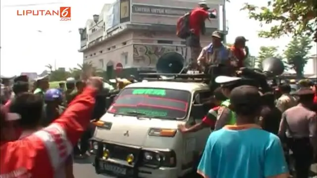 Unjukrasa ratusan pengemudi becak motor ricuh di Yogyakarta, Dalam unjuk rasa, seorang pengemudi becak motor terpaksa dilarikan ke rumah sakit karena, menderita luka akibat kericuhan tersebut. 