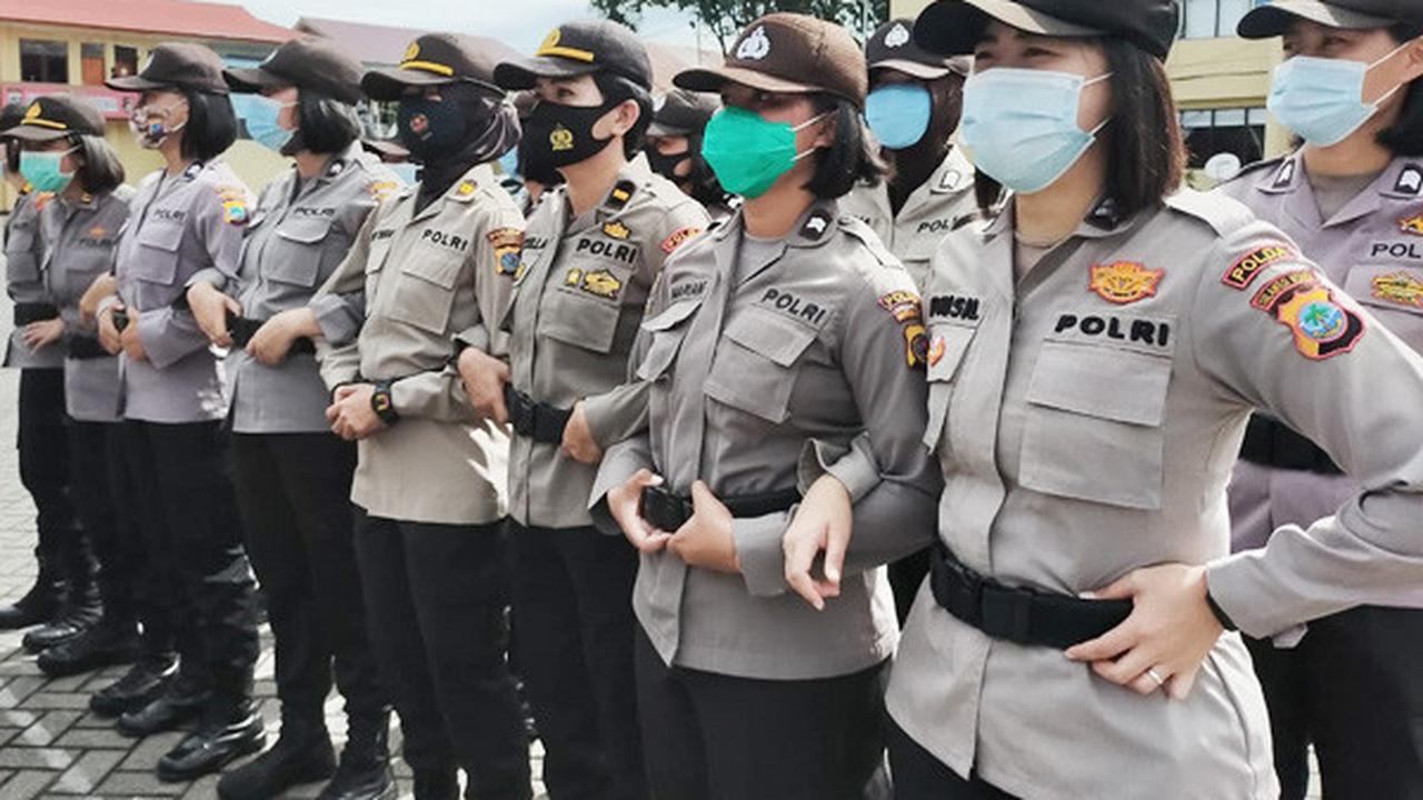 Para personel Polwan mengikuti latihan negosiator, Rabu (14/10/2020), di Mapolda Sulut.