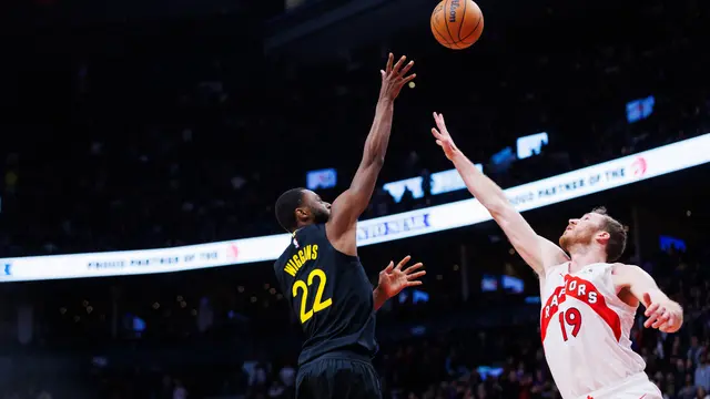 Aksi pemain Warriors Andrew Wiggins saat melawan Raptors di lanjutan NBA 2024/2025