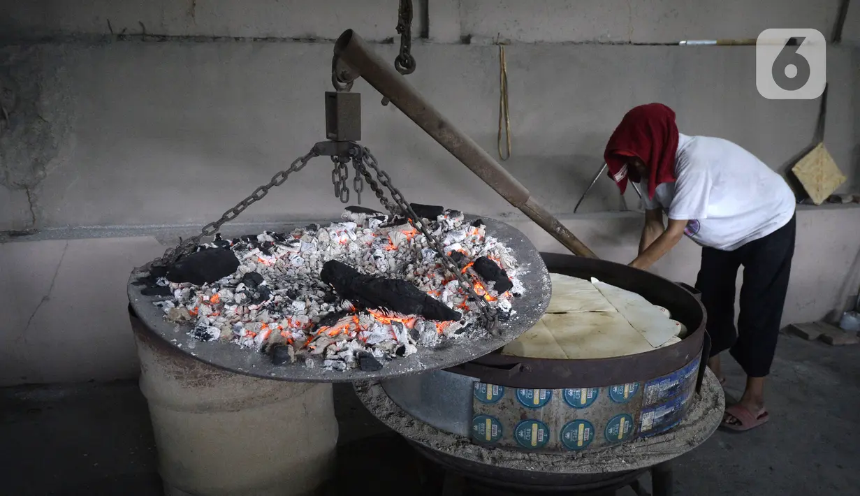 Pekerja menyelesaikan pembuatan kue bulan di Industri Rumahan Kue Bulan Putri Lauw, Pondok Sentul, Ciater, Tangerang Selatan, Selasa (10/11/2020). Pada masa pandemi sekarang, produksi kue tradisional khas Tionghoa tersebut menurun sesuai pesanan pembeli. (merdeka.com/Dwi Narwoko)