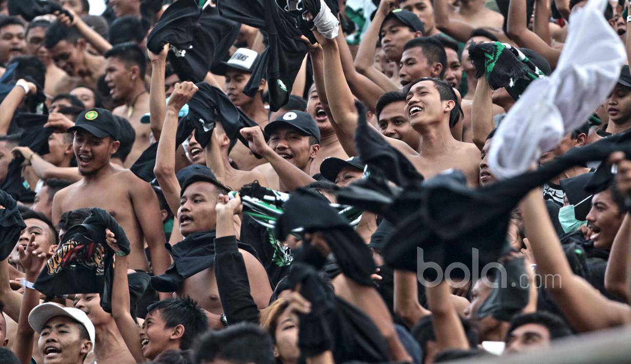 Aksi buka baju ala Brigata Curva Sud saat mendukung timnya melawan Persipura pada partai pembuka Piala Presiden 2017 di Stadion Maguwoharjo, Sleman, Sabtu (4/2/2017). (Bola.com/Nicklas Hanoatubun)