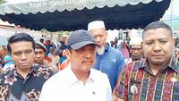 Menteri Kelautan dan Perikanan Sakti Wahyu Trenggono di kampung nelayan Sikka. (Liputan6.com/Ola Keda)