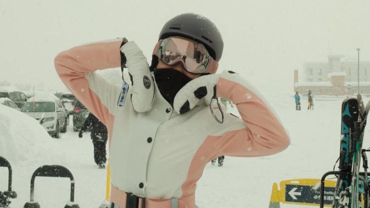 7 Potret Cantik Menawan Azizah Salsha Jajal Main Ski di Nesiko Jepang, Tetap Tampil Memukau saat Terjatuh