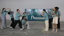 Para pemeran berlatih gerakan dan koreografi dalam sesi latihan Home Sweet Loan The Musical di Jakarta, Senin (14/9/2026). (KLY/Budy Santoso)