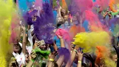 Puluhan peserta saling melemparkan bubuk warna selama mengikuti festival Holi di Riga, Latvia, (9/7). Festival ini selalu dirayakan setiap awal musim semi. (REUTERS/Ints Kalnins)
