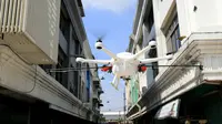 Pemkot Surabaya pakai drone untuk semprotkan disinfektan di Surabaya, Jawa Timur pada Senin 23 Maret 2020. (Foto: Liputan6.com/Dian Kurniawan)