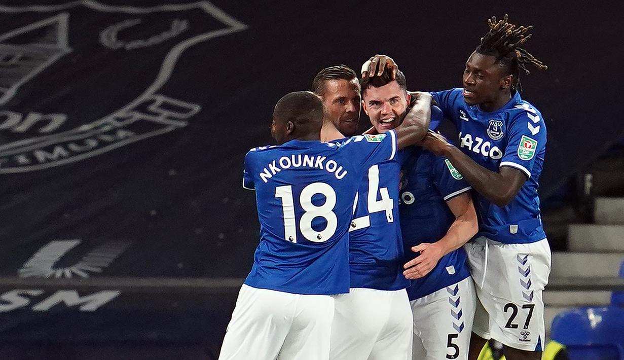 Pemain Everton merayakan gol yang dicetak Michael Keane ke gawang Salford City pada laga Piala Inggris di Stadion Goodison Park, Kamis (17/9/2020) dini hari WIB. Everton menang 3-0 atas Salford City. (AFP/Jon Super/pool)
