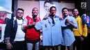 Cawapres nomor urut 02, Sandiaga Uno menunjukkan baju yang telah ditandatangani pada peluncuran merek merchandise Thesandiuno, di Jakarta, Senin (04/2). Merchandise Thesandiuno didesain menyasar pangsa pasar milenial. (Liputan6.com/Fery Pradolo)
