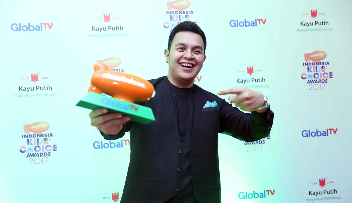 Penyanyi Tulus tidak menyangka lagunya disukai oleh anak-anak. Dalam ajang penghargaan Indonesia Kids Choice Awards 2017, pelantun Gajah itu membawa pulang piala kategori Penyanyi Favorit. (Nurwahyunan/Bintang.com)