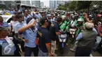 Polda Metro Jaya menggiring 83 orang yang terdiri dari sopir taksi dan pengemudi ojek berbasis aplikasi online, Go-Jek. Mereka digelandang ke Markas Polda Metro Jaya terkait bentrokan yang pecah di beberapa kawasan Ibu Kota. 
