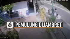 CCTV merekam detik-detik penjambretan terhadap seorang kakek pemulung disabilitas di tepi jalan.