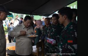 Presiden Prabowo menyicipi makanan yang ada di Posko Pengungsian Bencana SD 05 Kayu Pasak Palembayan, Kabupaten Agam, Sumatra Barat, Kamis (18/12/2025) (Istimewa)