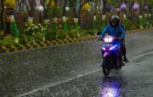 Mengapa Imlek Sering Turun Hujan? Ini Penjelasan Ilmiah dan Maknanya