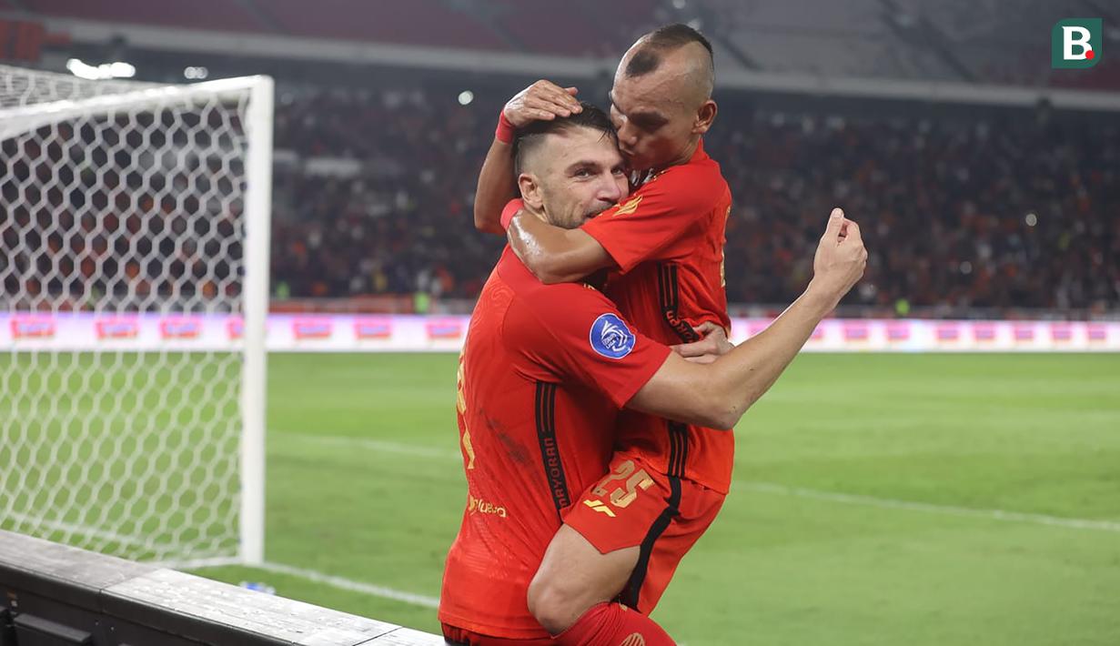 <p>Selebrasi pemain Persija Jakarta, Marko Simic (kiri) bersama Riko Simanjuntak setelah menjebol gawang Persis Solo pada laga pekan ke-31 BRI Liga 1 2023/2024 di Stadion Utama Gelora Bung Karno (SUGBK) Senayan, Jakarta, Rabu (17/4/2024) malam WIB. (Bola.com/M Iqbal Ichsan)</p>