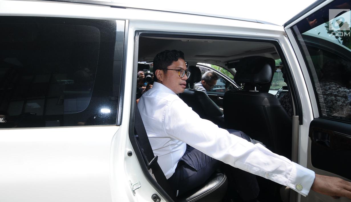 Dirut Garuda Indonesia, Pahala N. Mansury meninggalkan gedung KPK, Jakarta, Senin (11/9). Menurut Humas KPK Febri Diansyah pertemuan dengan Dirut Garuda Indonesia untuk audiensi mengenai pencegahan korupsi. (Liputan6.com/Helmi Fithriansyah)