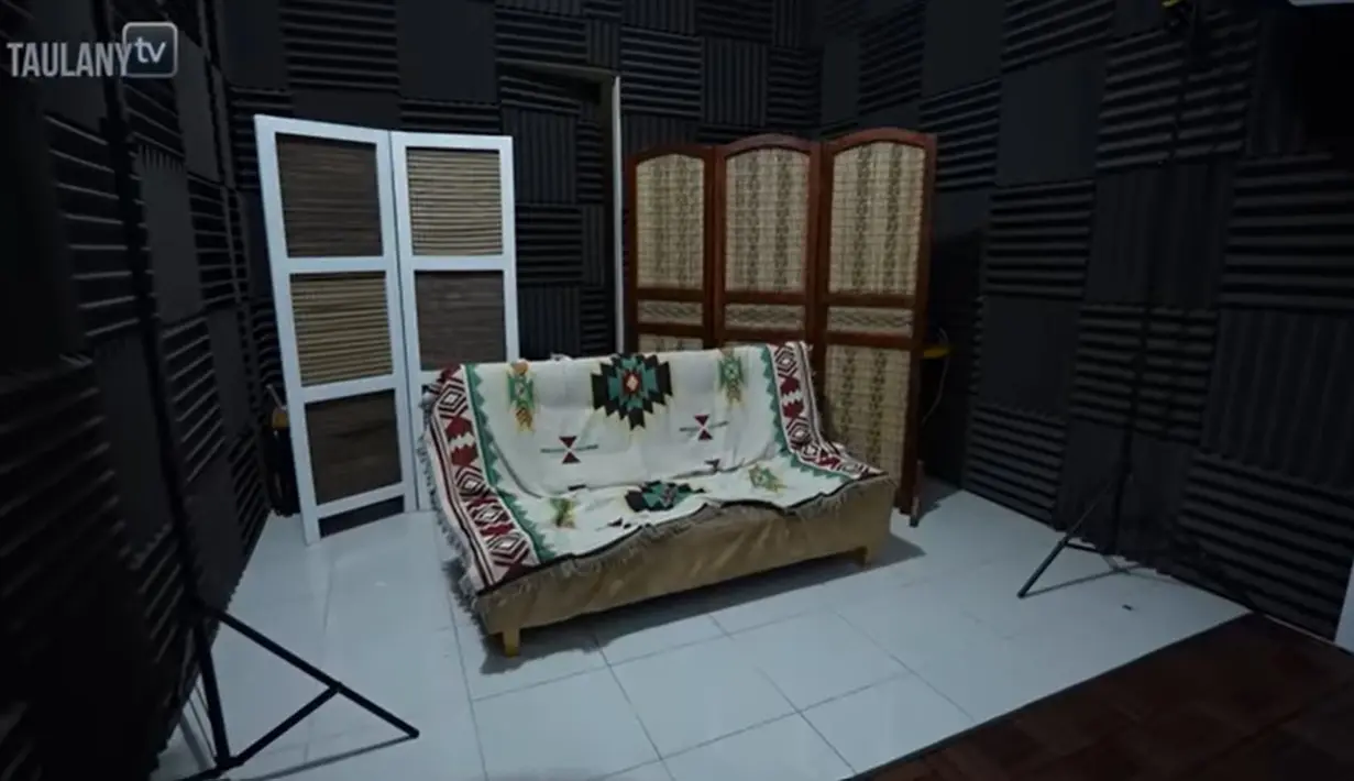 Berikut adalah studio yang biasa digunakan Habib Jafar membuat konten. Selain dikenal sebagai pendakwah, dan juga dekat dengan kalangan artis ia juga seorang penulis. Beberapa buku telah diterbitkan. [Youtube/Taulany TV]