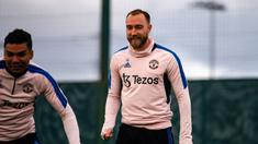 Pemain Manchester United, Christian Eriksen kembali mengikuti sesi latihan Manchester United di Carrington pada Jumat (07/04/2023) WIB. Eriksen sempat absen lama dari lini tengah MU akibat cedera pergelangan kaki saat menjamu Reading di babak keempat Piala FA di Old Trafford, Minggu (29/1/2023) WIB. (Twitter/@ManUtd)