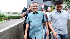 Mantan Mendagri Gamawan Fauzi (kedua kiri) meninggalkan Gedung KPK usai menjalani pemeriksaan, Jakarta, Rabu (8/11). Gamawan diperiksa terkait kasus dugaan korupsi KTP Elektronik. (Liputan6.com/Helmi Fithriansyah)