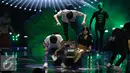 Aktris Prilly Latuconsina dan Aktor Aliando Syarief melakukan latihan drama musikal di Istora Senayan, Jakarta, Senin (22/8). HUT SCTV yang ke-26 akan diadakan di istora senayan secara Live pada pukul 18.45 Wib. (Liputan6.com/Herman Zakharia)