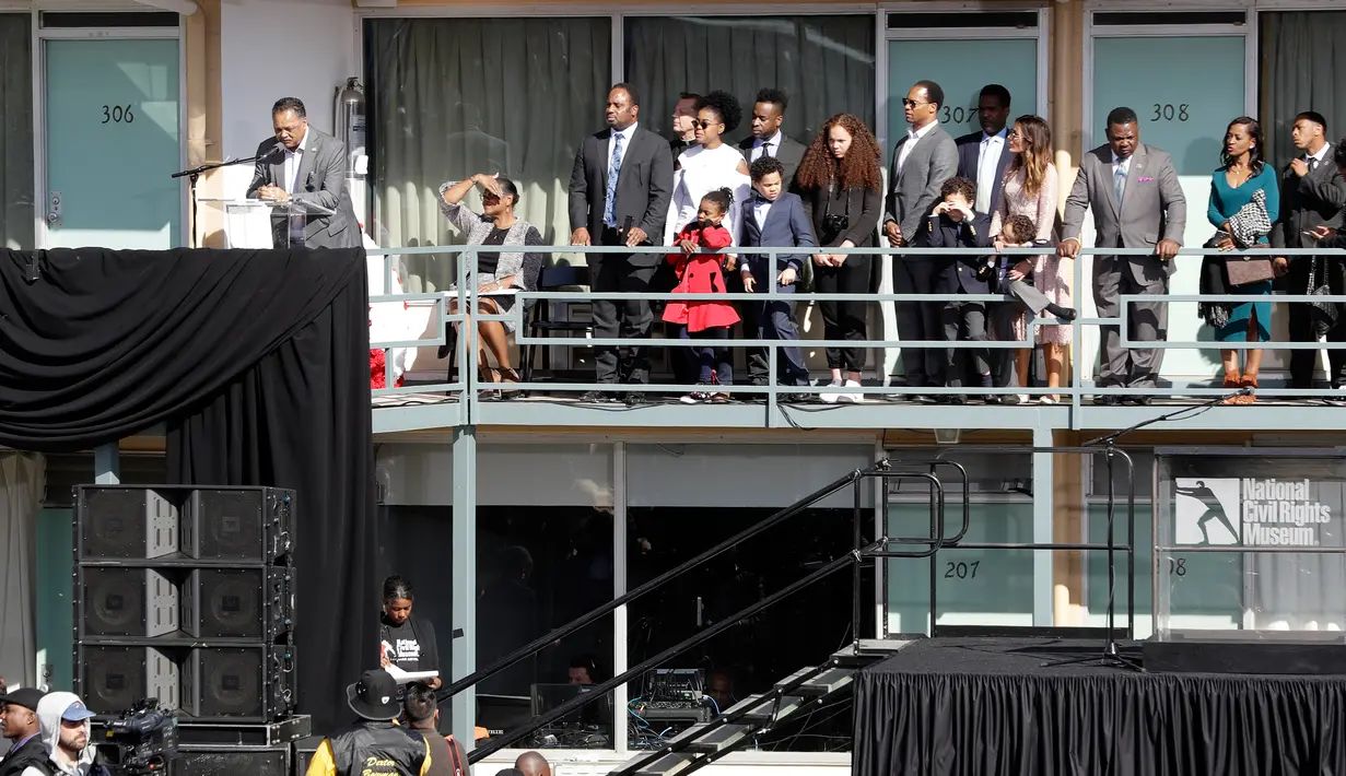 Pendeta Jesse Jackson (kiri atas) berpidato di balkon di luar kamar 306 Motel Lorraine yang kini menjadi National Civil Rights Museum saat peringatan 50 tahun pembunuhan Martin Luther King Jr, Memphis, Tennessee (4/4). (AP/Mark Humprey)