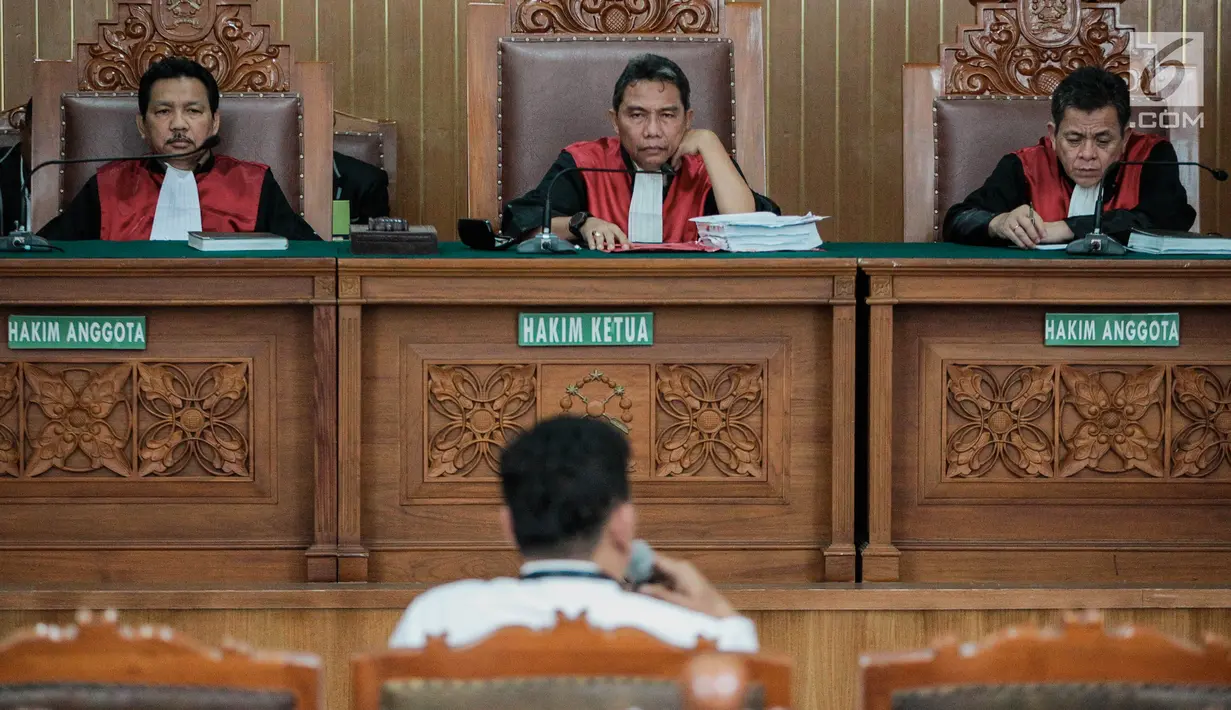 Ketua Hakim mendengarkan keterangan saksi kasus ujaran kebencian Ahmad Dhani di Pengadilan Negeri Jakarta Selatan, Senin (15/10). Sidang beragendakan pembacaan keterangan saksi dari pihak Ahmad Dhani sebagai terdakwa. (Liputan6.com/Faizal Fanani)