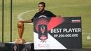 Pemain Persib Zulham Zamrun meraih gelar pemain terbaik dan pencetak gol terbanyak Piala Presiden 2015 di Stadion Utama Gelora Bung Karno, Jakarta, Minggu (18/10/2015). (Bola.com/Nick Hanoatubun)