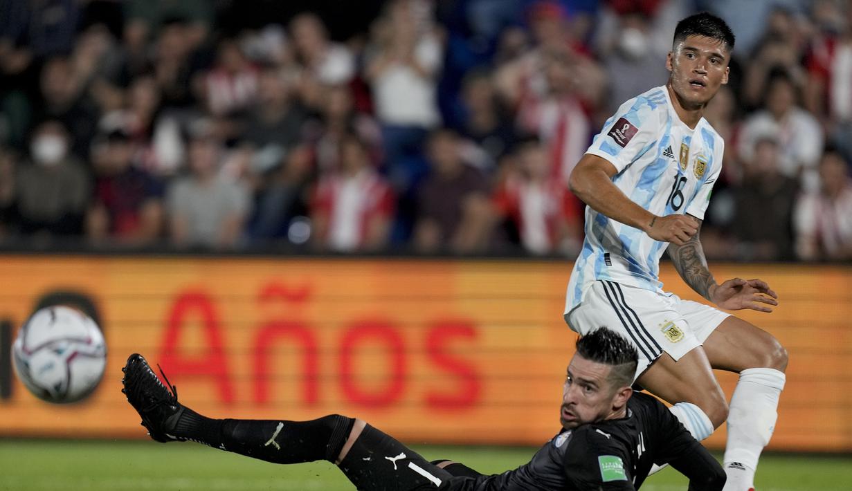 Argentina membuka peluang di menit ke-9 lewat Joaquin Correa. Tembakannya dari jarak dekat masih mampu ditepis kiper Paraguay, Anthony Silva. (AP/Jorge Saenz)